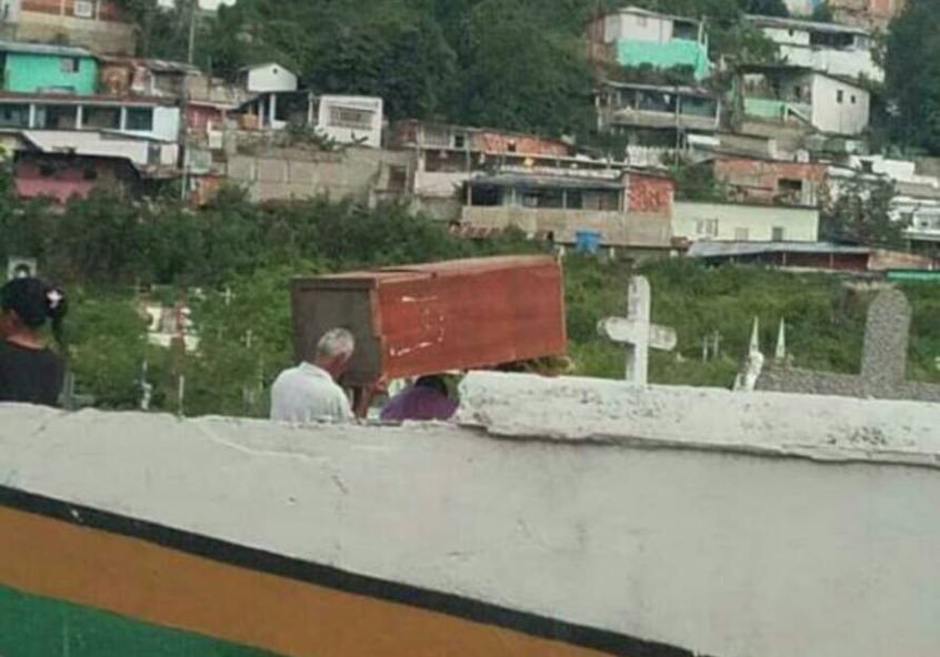 En Trujillo, familias entierran a personas en escaparates por alto costo de los ataúdes (Fotos)