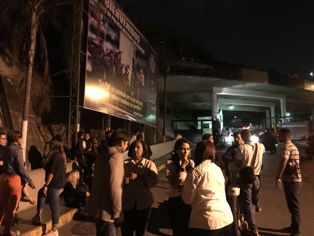 Familiares de presos permanecen en adyacencias de El Helicoide esta noche #18May