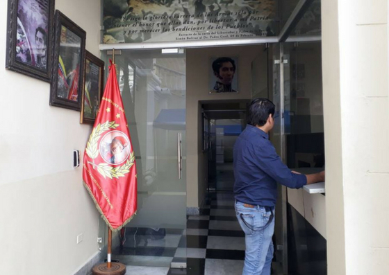 Foto: GNB en la Asamblea Nacional se niega a recibir solicitud de periodistas para cubrir la fuente / @sntpvenezuela - twitter