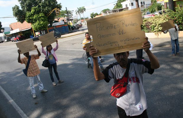 Foto: Pacientes renales protestaron en la Carretera Nacional Cagua – La Villa / El Aragueño - Eleazar Urbaez