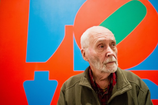 El artista Robert Indiana, conocido en todo el mundo por su imagen AMOR, es entrevistado frente a esa pintura en el Museo de Arte Americano Whitney de Nueva York. El artista pop basado en Maine planea participar en el International HOPE Day, una celebración de su arte en países de todo el mundo. Indiana hará una aparición pública al mediodía afuera de su residencia y estudio en la Isla Vinalhaven el 13 de septiembre. (AP Photo / Lauren Casselberry, Archivo)