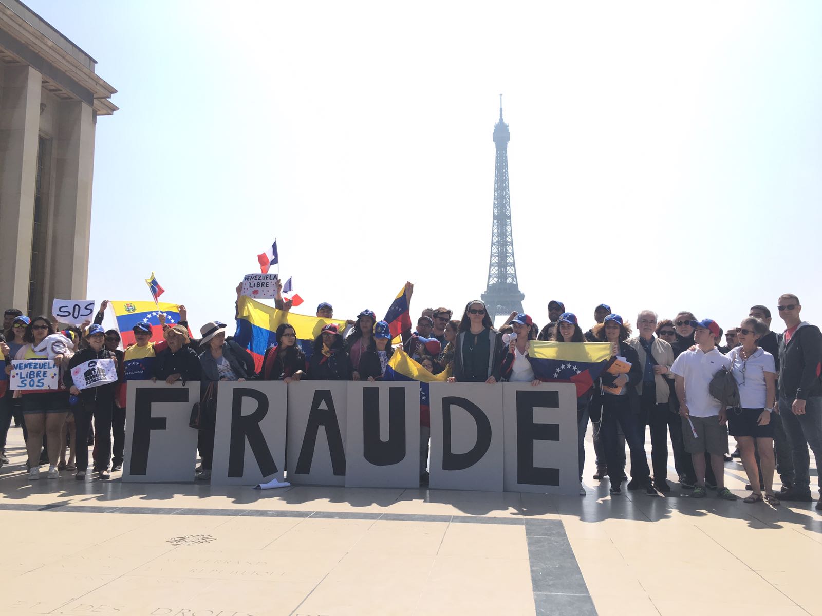 Venezolanos cantan el Himno frente a la torre Eiffel y rechazan el fraude del #20May (Fotos y Video)