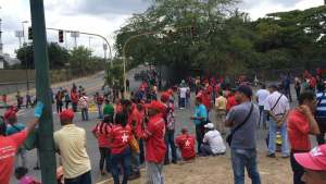 Trabajadores “rojos rojitos” protestan por beneficios salariales #4May (FOTOS)