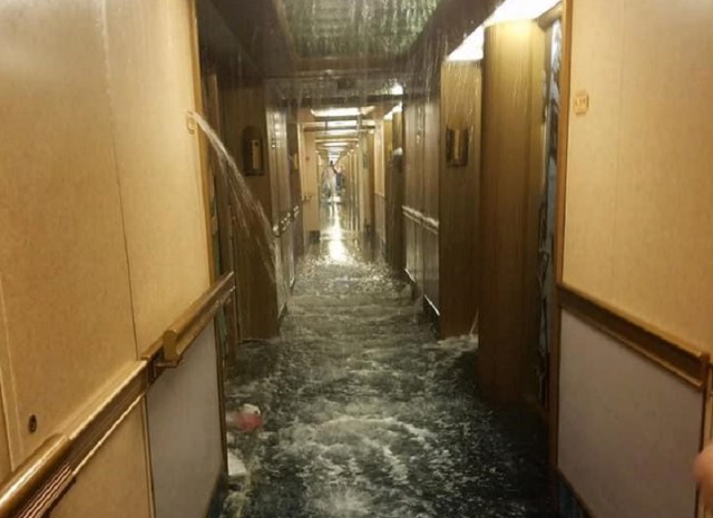 Inundación a bordo del Carnival Dream // Foto @ZEROHEDG3