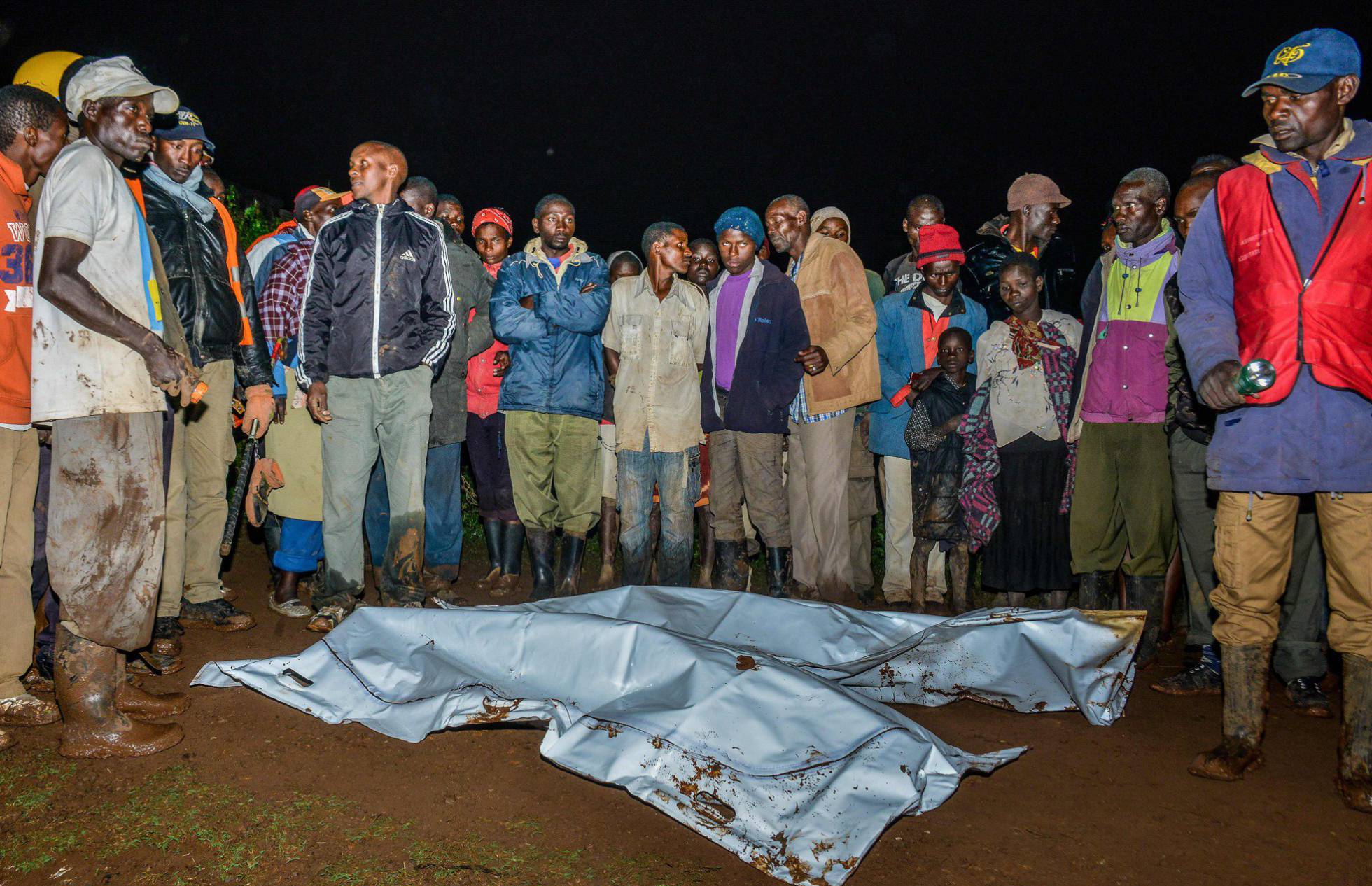 Ascienden a 32 los muertos al reventar los muros de una represa en Kenia