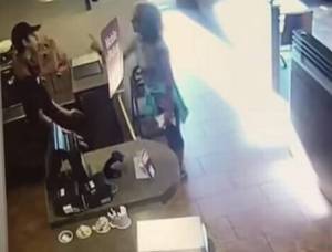 Le negaron el uso del baño y la mujer defecó en pleno restaurante en Canadá (Video)
