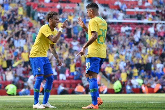 El delantero brasileño Roberto Firmino (R) celebra con el delantero brasileño Neymar después de marcar su segundo gol durante el partido de fútbol amistoso internacional entre Brasil y Croacia en Anfield en Liverpool el 3 de junio de 2018. Brasil ganó el juego 2-0.  Oli SCARFF / AFP