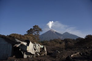 Descienden lahares fuertes del volcán de Fuego de Guatemala