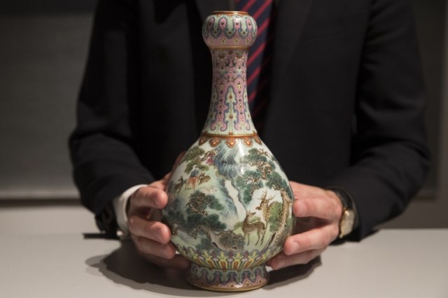 Es un jarrón imperial de porcelana Qianlong (siglo XVIII) ubicado en la empresa de subastas Sotheby's en París. Sotheby's en París el 12 de junio de 2018 - más de 30 veces la estimación. Un jarrón chino del siglo XVIII olvidado durante décadas en estilo francés se vendió por 16,2 millones de euros (19 millones de dólares) en Sotheby's en París. / AFP PHOTO / Thomas SAMSON