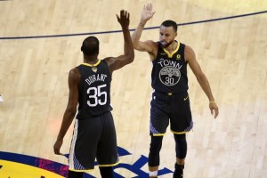 Warriors se despegan de Cavaliers en la serie final con paliza y récord de Curry incluido
