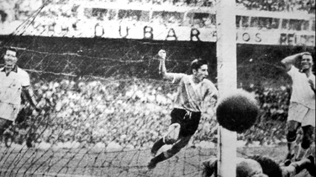Alcides Ghiggia anotando el gol que daría a Uruguay su segundo campeonato del mundo, aquel partido fue recordado como "El Maracanazo" | Foto: Pasión Fútbol