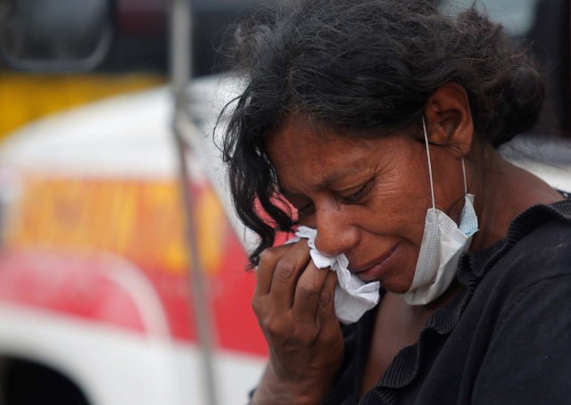 Una mujer llora por sus parientes desaparecidos en un área afectada por la erupción del volcán Fuego en la comunidad de San Miguel Los Lotes en Escuintla, Guatemala 4 de junio de 2018. REUTERS / Luis Echeverría