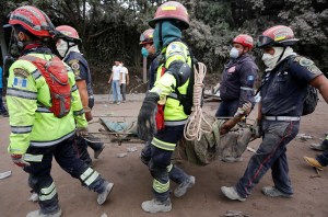 Retoman búsqueda de víctimas por erupción del volcán de Fuego en Guatemala