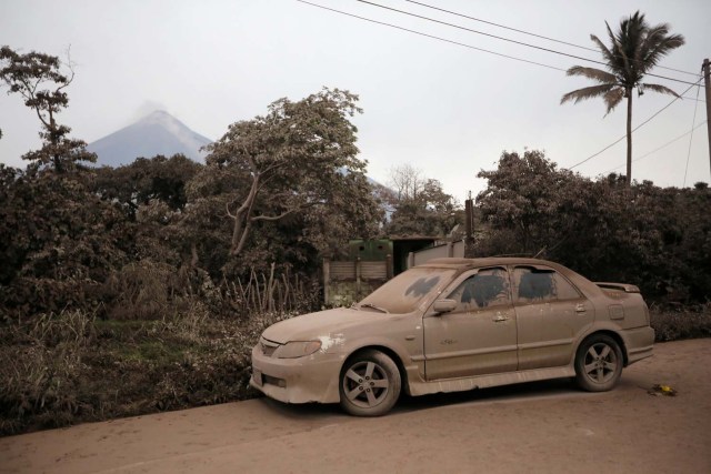 Se ve un automóvil cubierto de cenizas en un área afectada por la erupción del volcán Fuego en la comunidad de San Miguel Los Lotes en Escuintla, Guatemala, el 4 de junio de 2018. REUTERS / Luis Echeverría