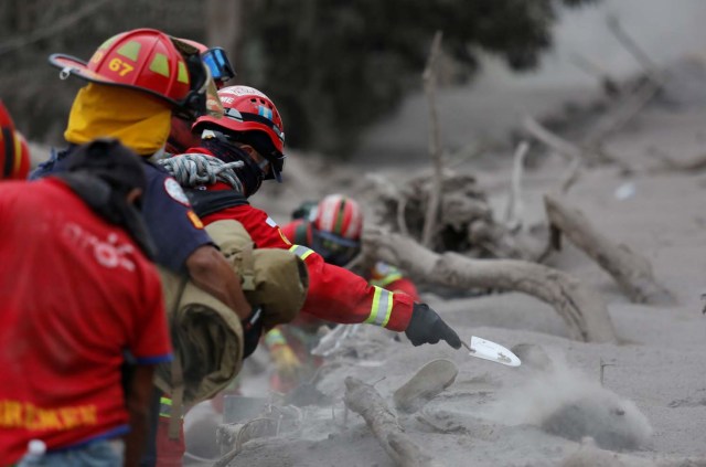 Un bombero arroja cenizas mientras busca cuerpos en un área afectada por la erupción del volcán Fuego en la comunidad de San Miguel Los Lotes en Escuintla, Guatemala 4 de junio de 2018. REUTERS / Luis Echeverría