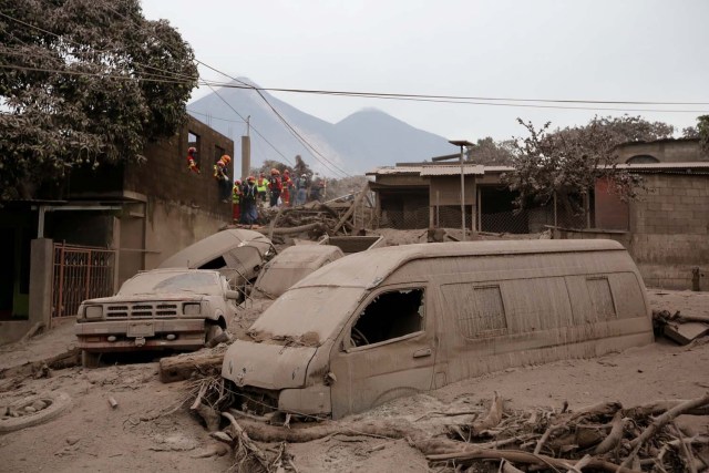 Bomberos y socorristas buscan cuerpos y sobrevivientes en un área afectada por la erupción del volcán Fuego en la comunidad de San Miguel Los Lotes en Escuintla, Guatemala, el 4 de junio de 2018. REUTERS / Luis Echeverria TPX IMÁGENES DEL DÍA