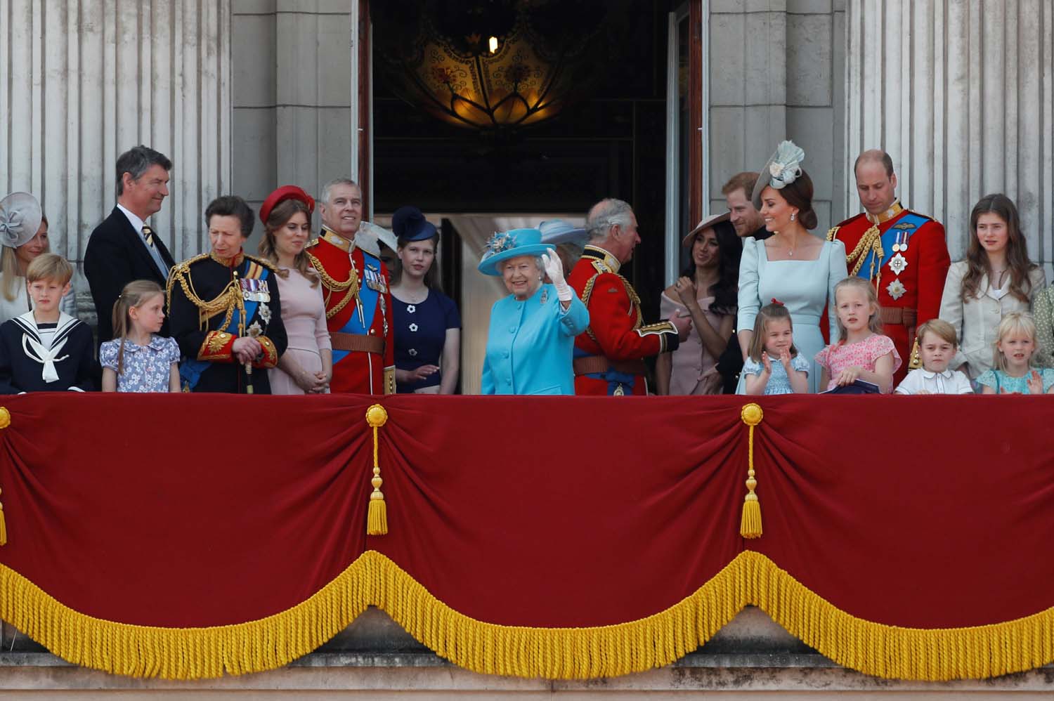 El príncipe Harry y Meghan presencian los desfiles en honor de Isabel II (Fotos)