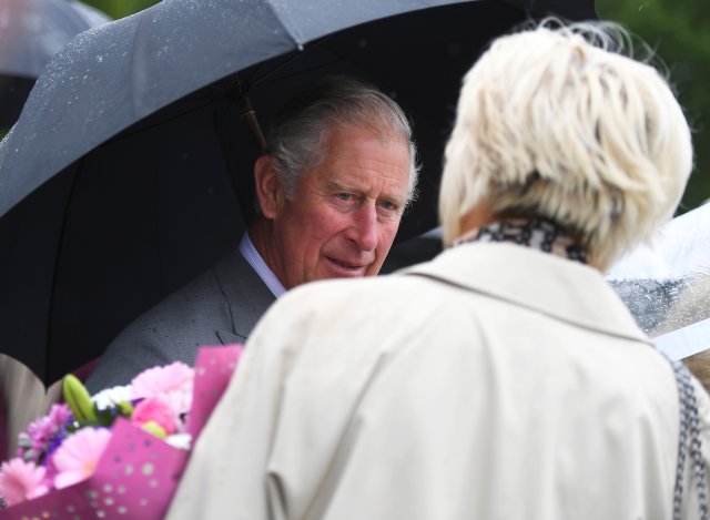 El príncipe Carlos de Gran Bretaña saluda a Caroline Morrison, cuya hermana Esther Morrison fue asesinada en el bombardeo de Omagh, en Omagh, Irlanda del Norte, el 13 de junio de 2018. REUTERS / Clodagh Kilcoyne