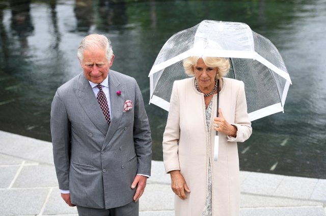 El príncipe Carlos de Gran Bretaña saluda a Caroline Morrison, cuya hermana Esther Morrison fue asesinada en el bombardeo de Omagh, en Omagh, Irlanda del Norte, el 13 de junio de 2018. REUTERS / Clodagh Kilcoyne