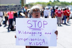 Juez ordena al Gobierno de EEUU entregar lista de niños separados en frontera