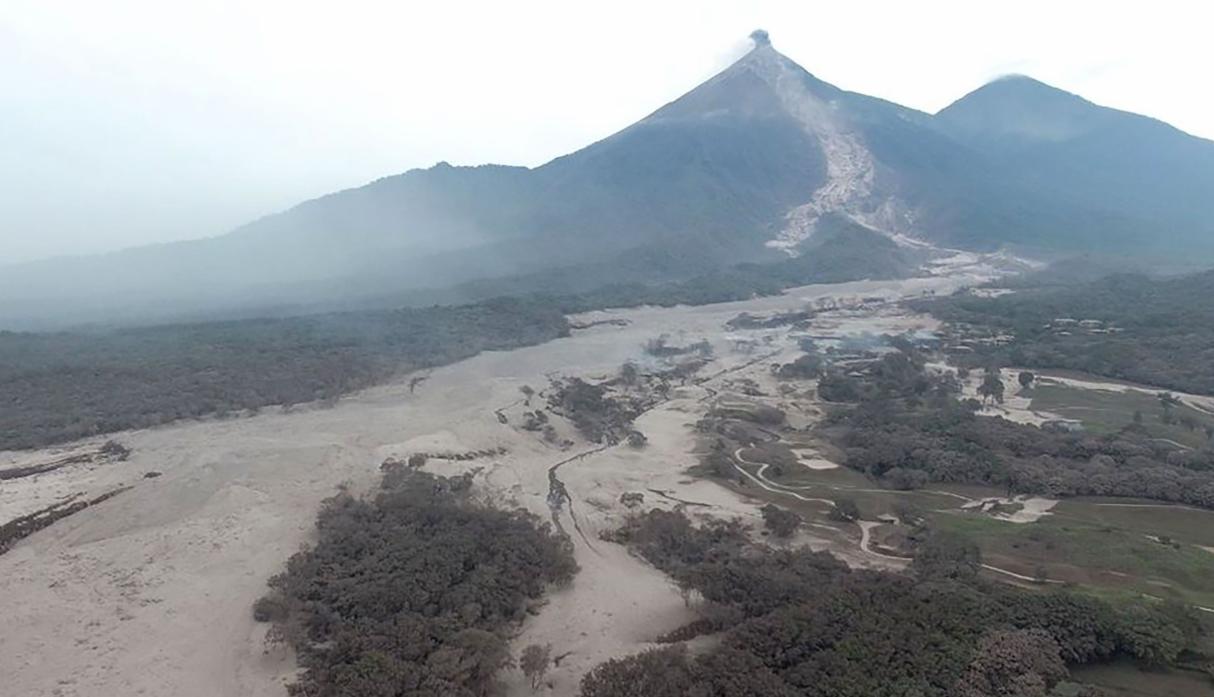 Suben a 110 los fallecidos y fluye ayuda para afectados tras erupción del Volcán de Fuego en Guatemala