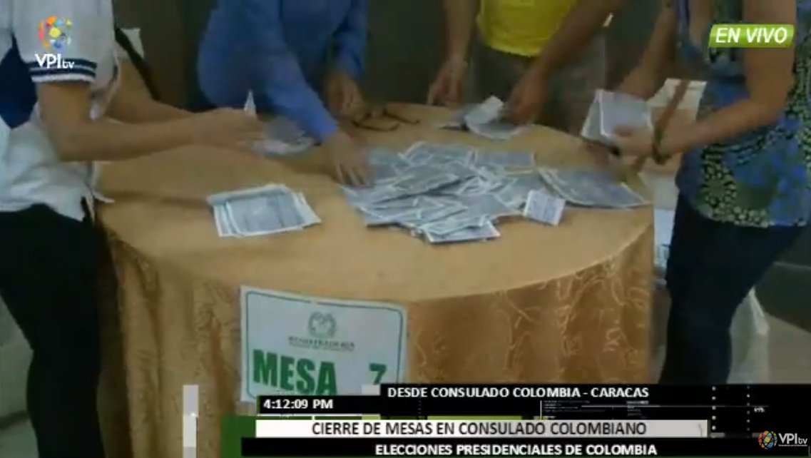 ¡Transparencia! Los medios de comunicación registran el escrutinio de votos en la segunda vuelta en Colombia (video)
