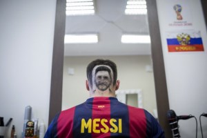 ¿Quieres llevar a Messi y a Ronaldo en la cabeza?… agarra cita con este peluquero (FOTOS)