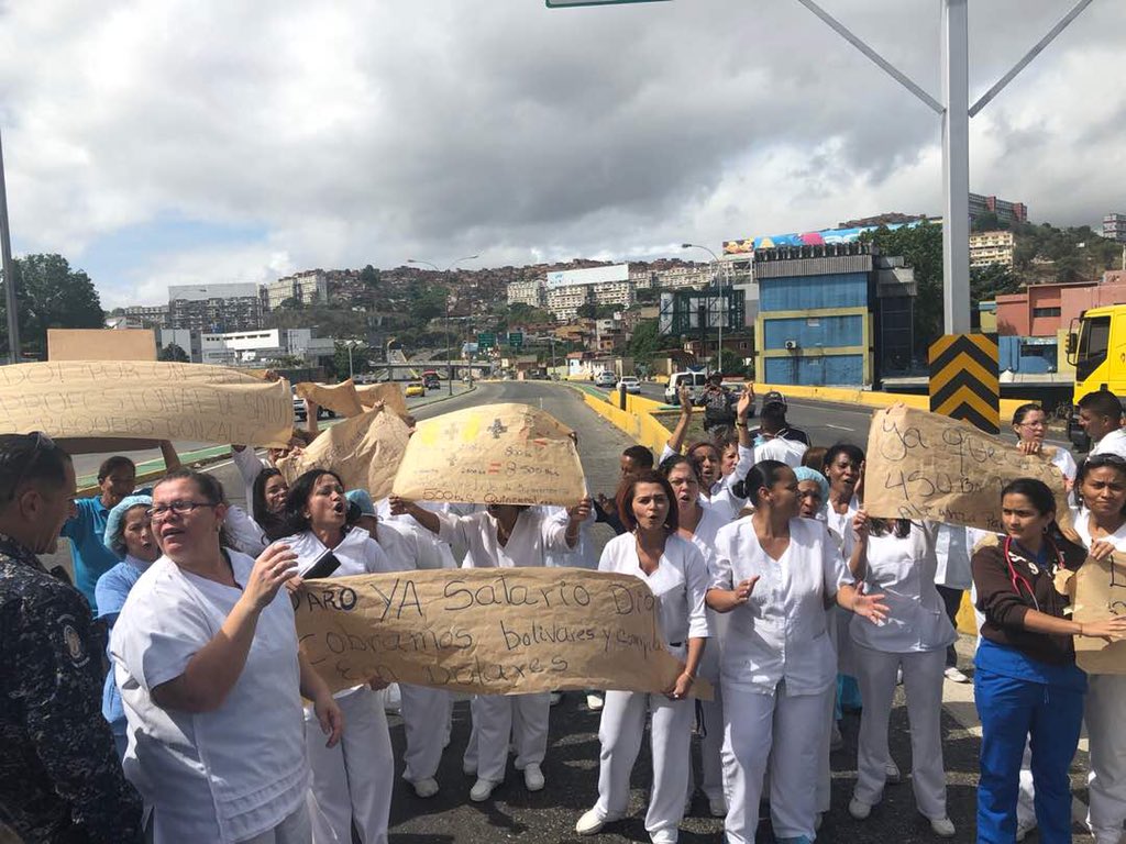 Médicos y enfermeros del Hospital Periférico de Catia trancan la autopista Caracas-La Guaira #25Jun (Fotos)