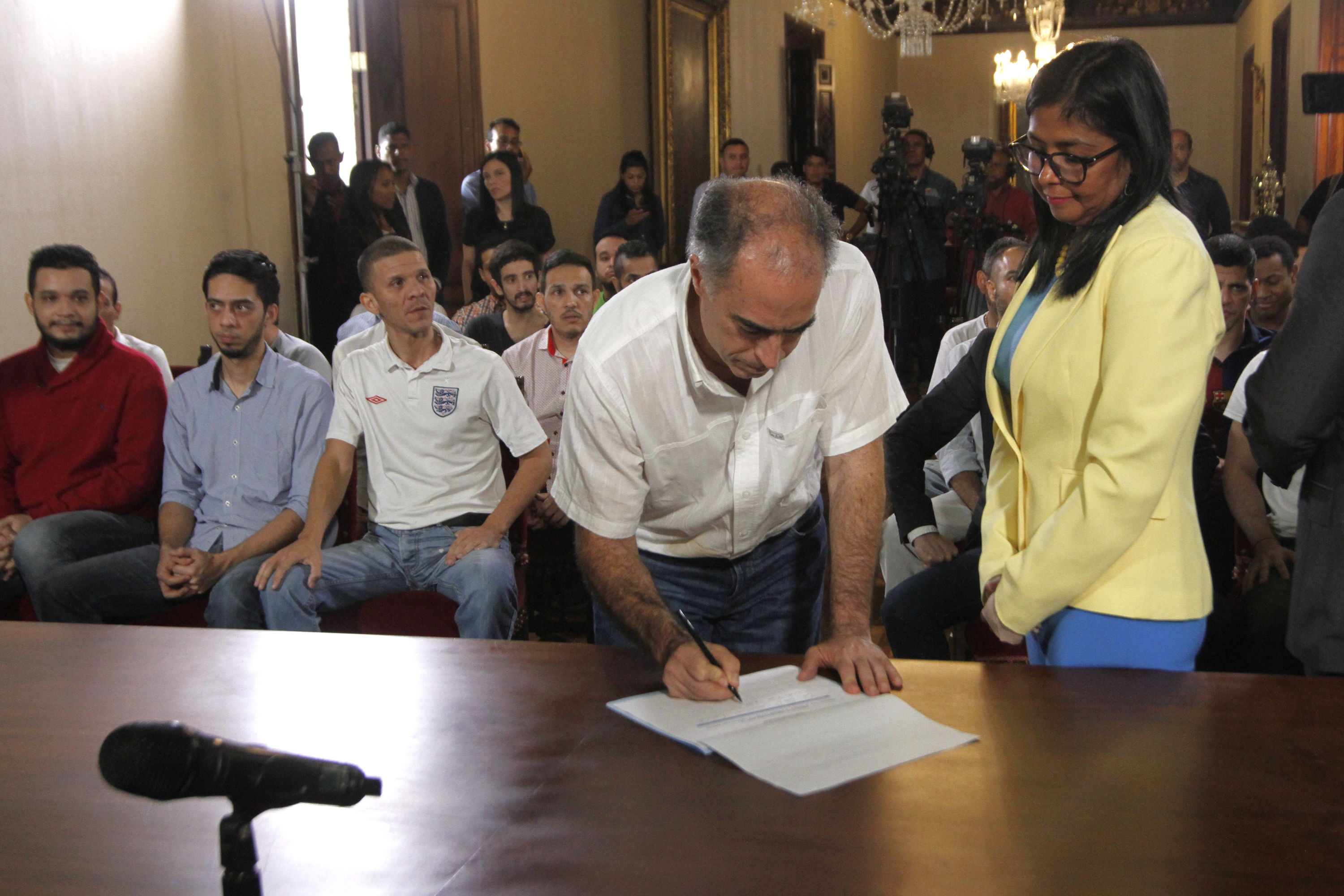 Presos políticos debieron firmar documento para ser excarcelados (Fotos)