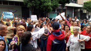 Maestros protestan frente a la gobernación de Lara #26Jun
