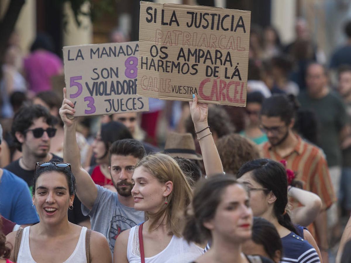 Así fue el recibimiento de La Manada en Sevilla (FOTOS Y VIDEO)