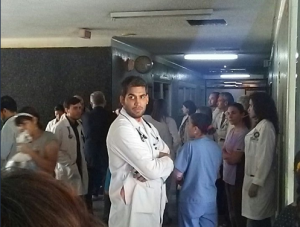 Reportan detenciones forzosas a médicos en el Hospital Universitario de Caracas