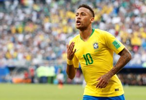 Rivaldo le pide a Neymar ignorar críticas de otros países y seguir cayendo
