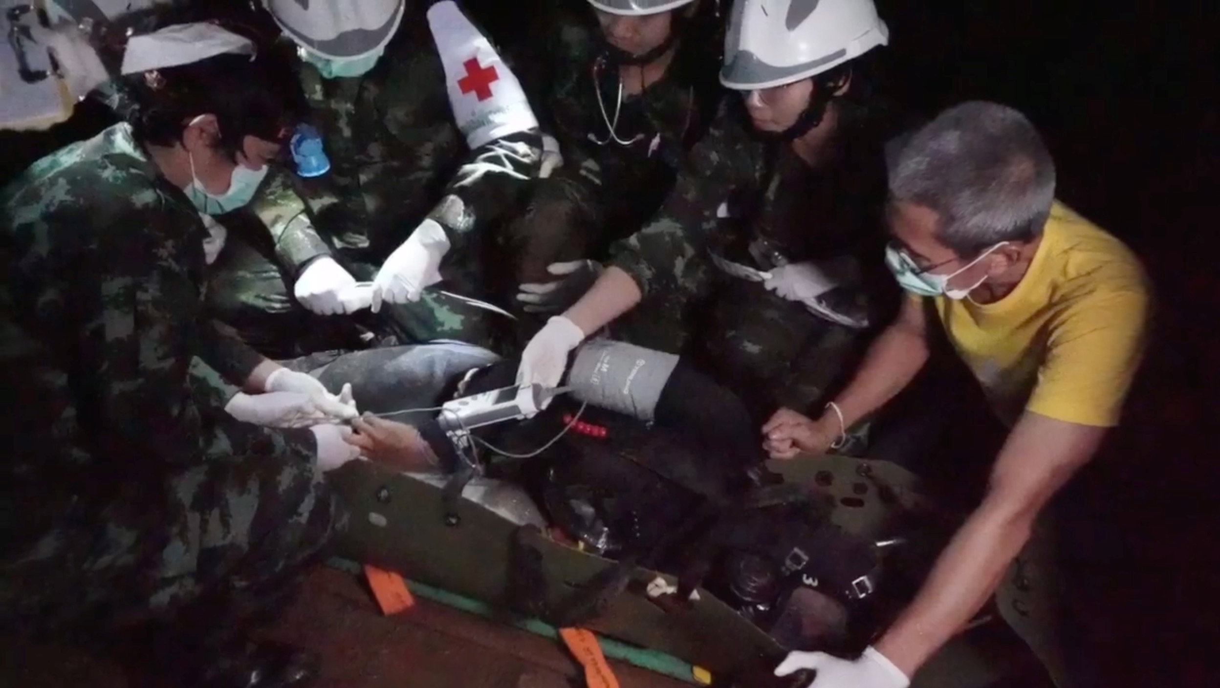 Video muestra a niños aparentemente sedados y en camillas, sacados de la cueva tailandesa