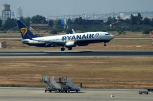 Escándalo en Ryanair: Dejaron a los pasajeros atrapados 12 horas en un avión sin aire y les cobraron el agua