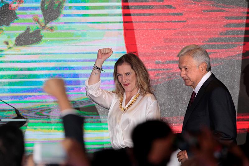 Una periodista alejada de la política será la primera dama de México