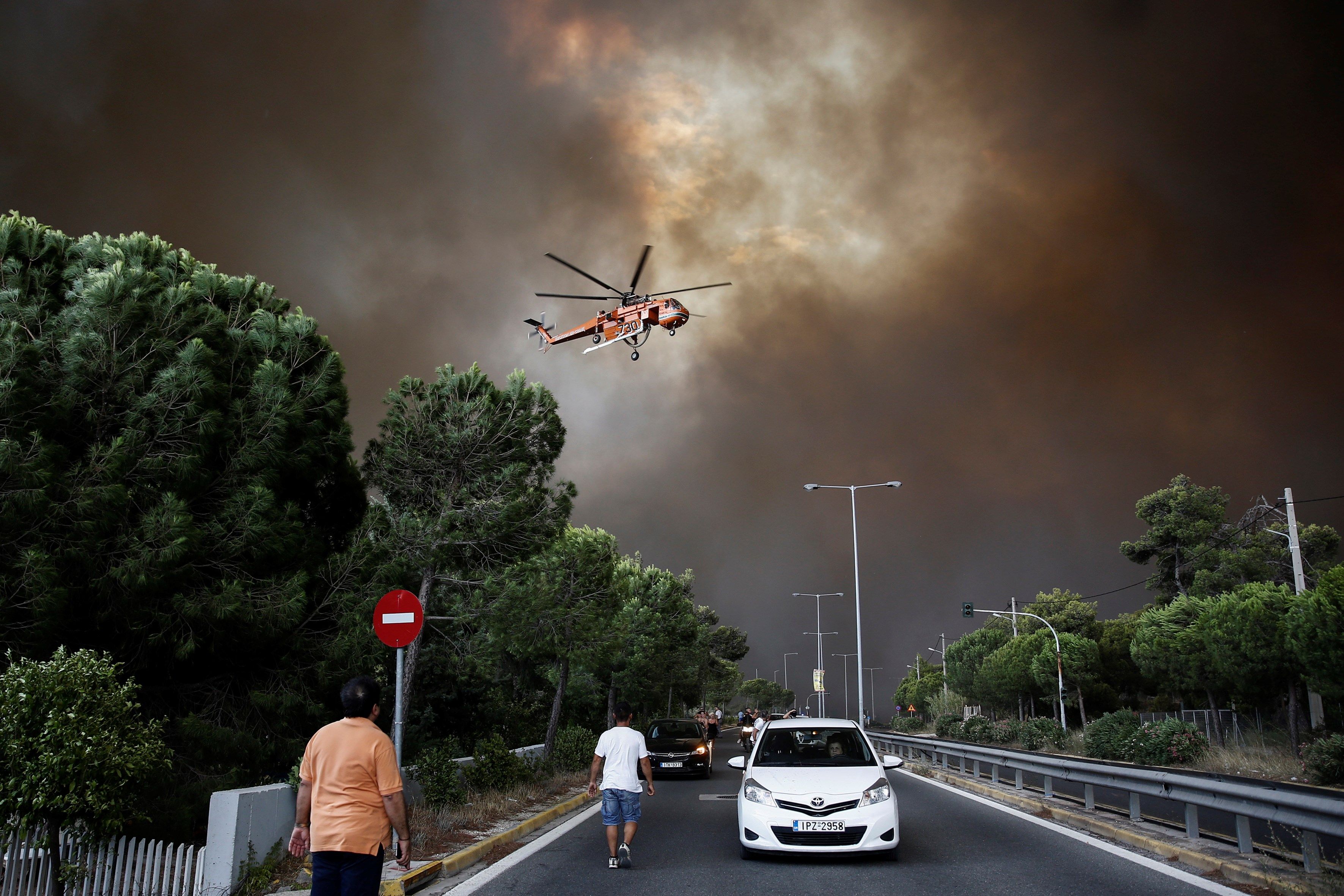 Siete incendios asolan Grecia y provocan evacuaciones y cortes de carreteras