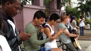 Los cubanos podrán navegar en Internet con sus celulares a partir de este jueves