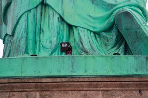 Una mujer trepó la Estatua de la Libertad en protesta contra la política migratoria