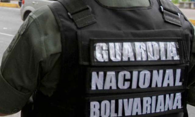 Cobardes GNB agreden adolescentes en El Vigía, tras lanzar su bolso escolar por un puente (Video)