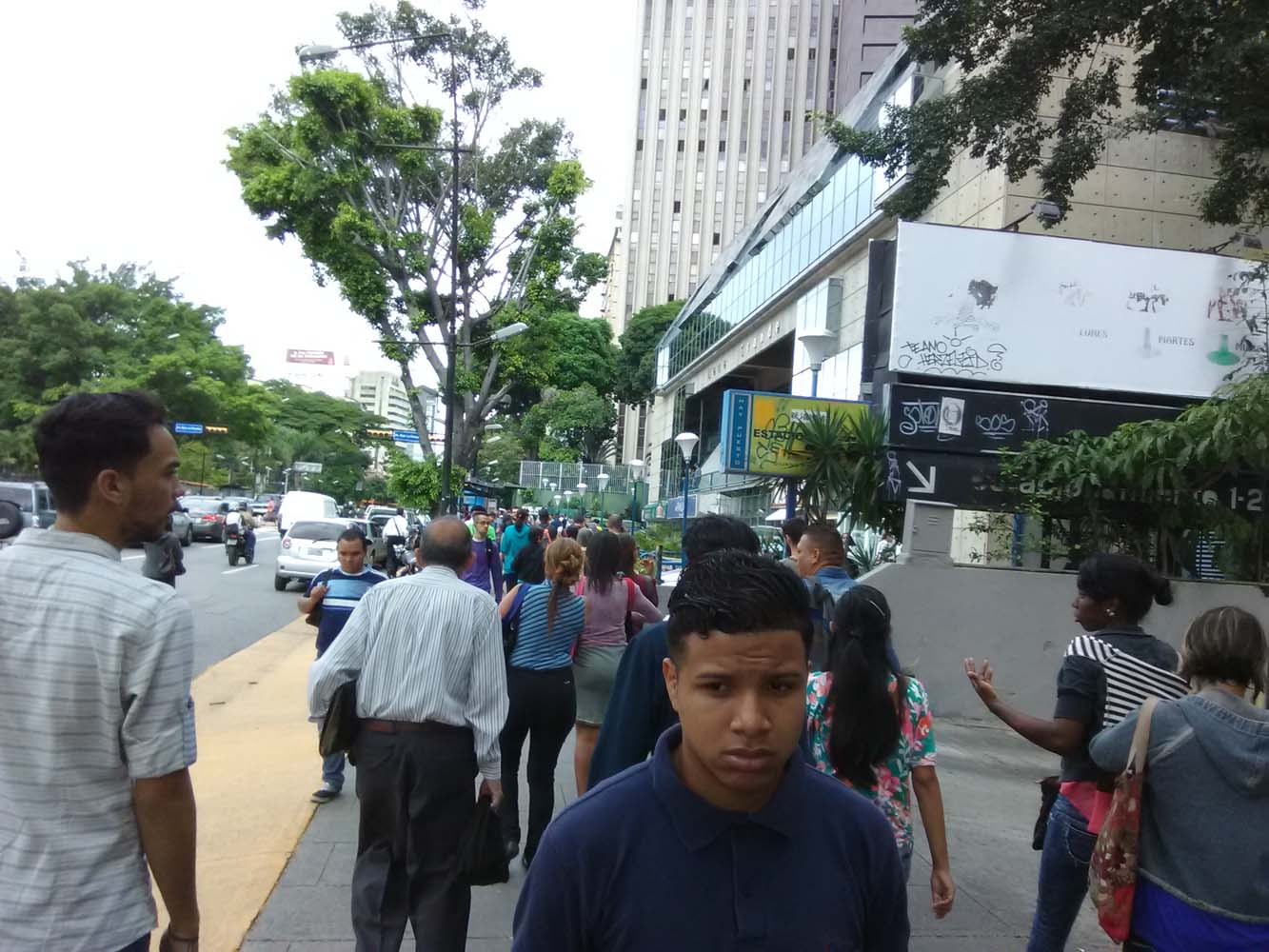 Comienza a llegar la luz en varias zonas de Caracas #31Jul