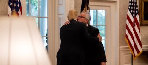 Presidente de la Comisión Europea dice que fue Trump quien tomó la iniciativa de saludarlo con un beso