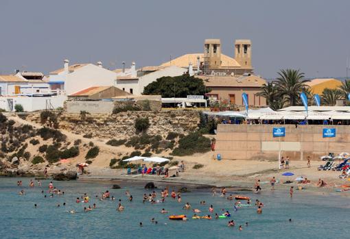 Sesenta habitantes y 230.000 turistas: La isla poblada más pequeña de España lanza un SOS