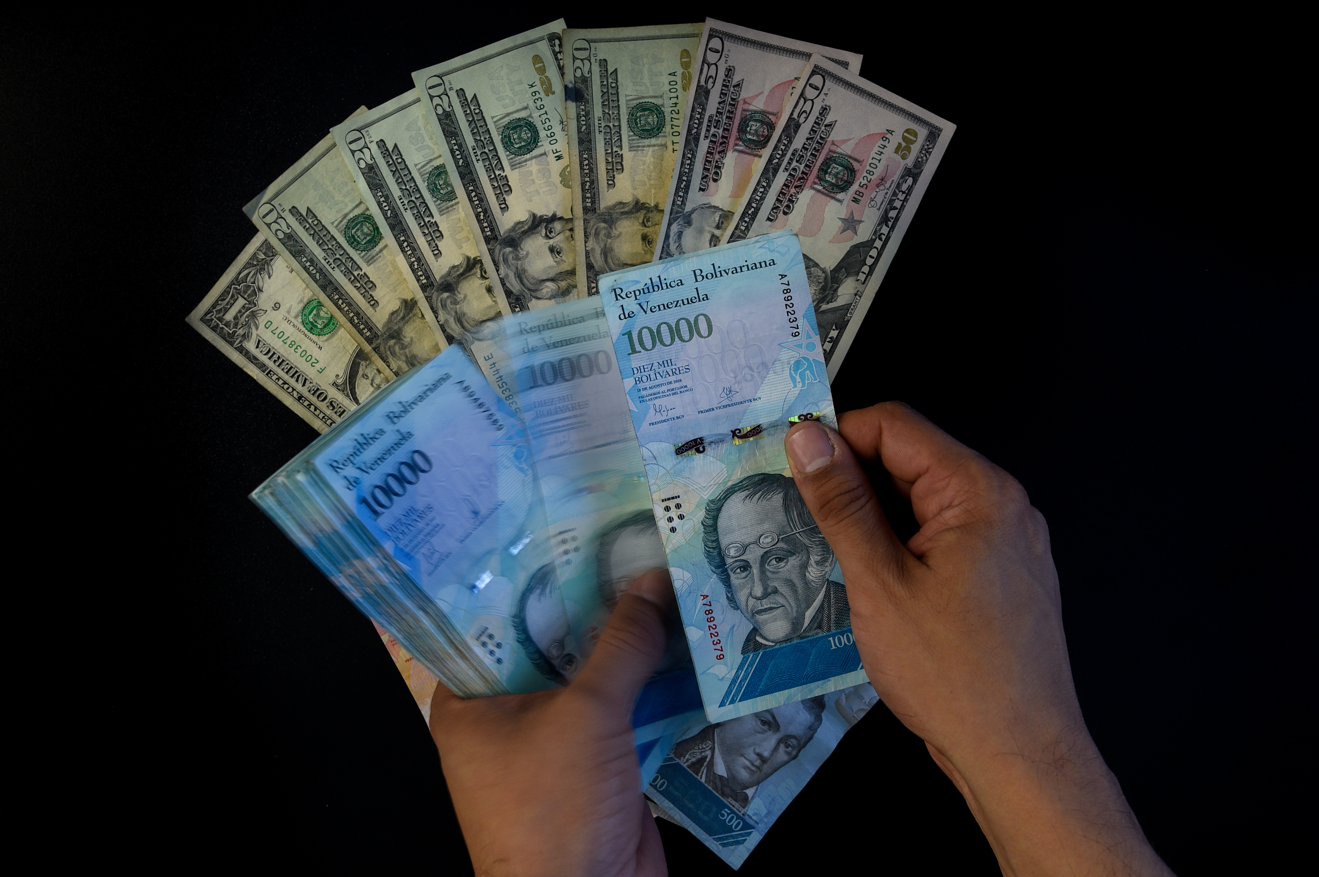 Bolívar Soberano se vuelve a devaluar tras nueva subasta del Dicom