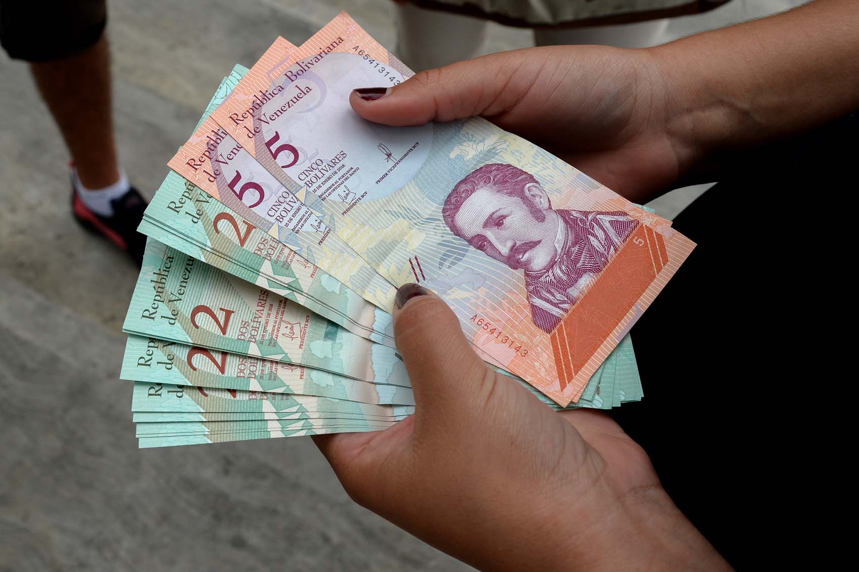 Los pensionados podrán retirar 90 bolívares soberanos en efectivo…y a partir del lunes