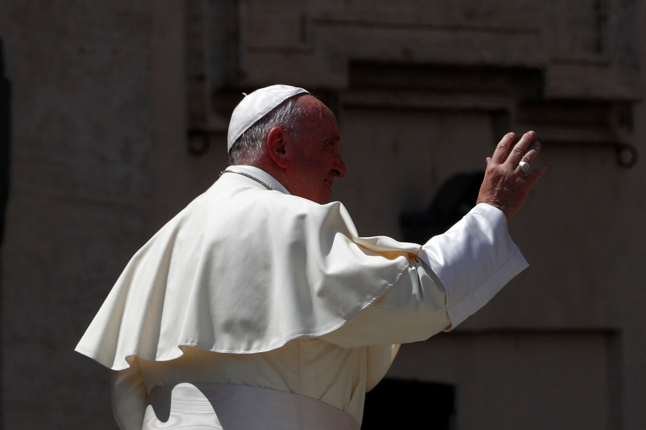 El Papa insta a jóvenes a enfrentar la cultura de la muerte y el desprecio
