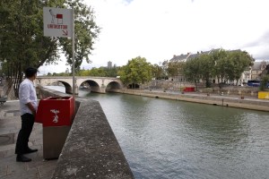 Parisinos indignados por la colocación de urinarios en las calles (fotos)