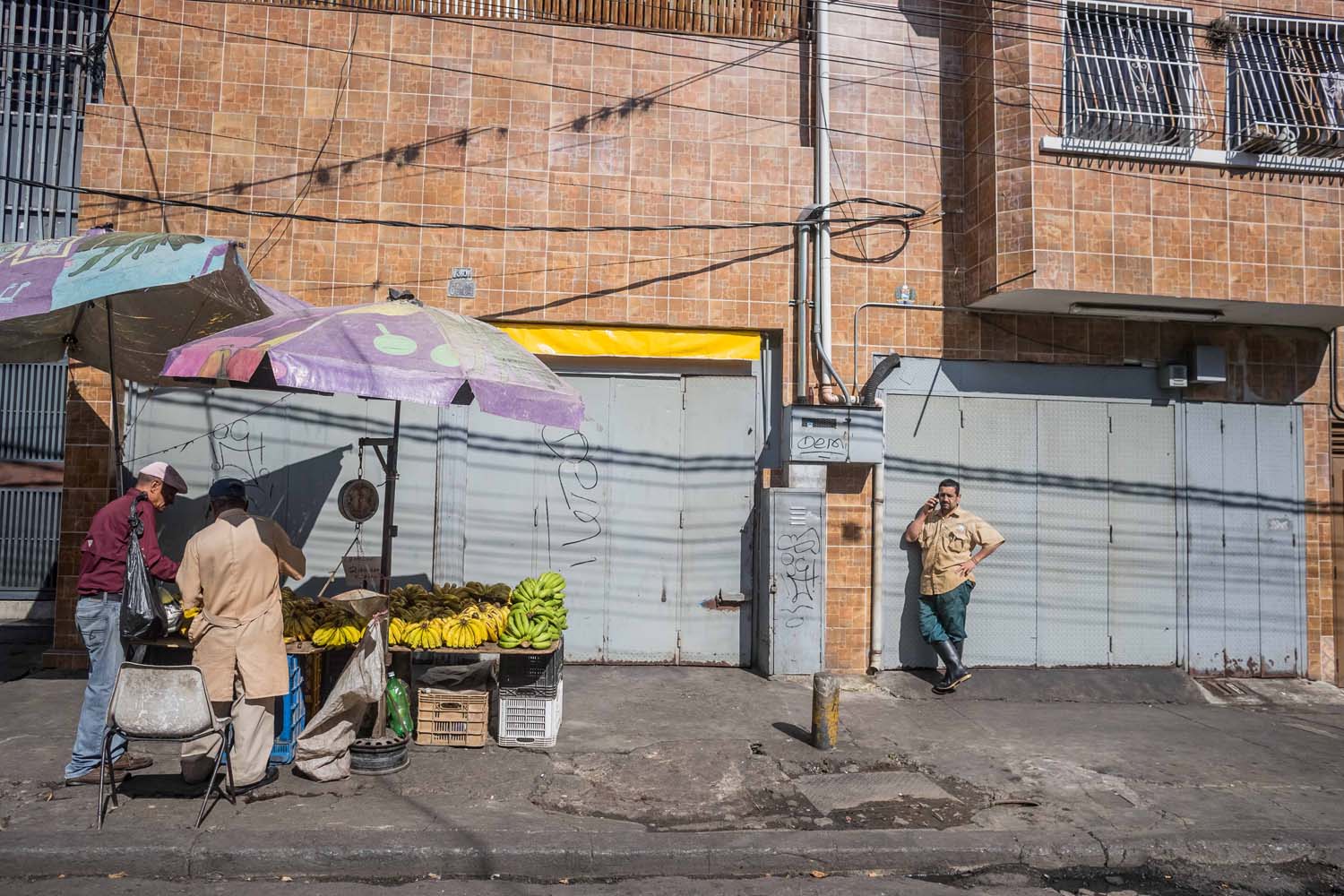 Algunos venezolanos aceleran planes para abandonar el país, alarmados por medidas de Maduro