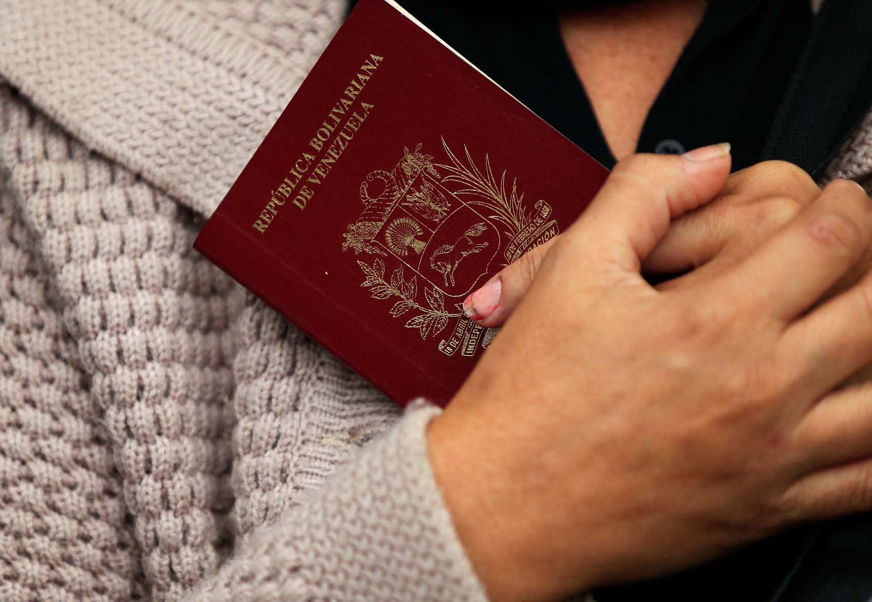 Guaidó firmó decreto que extiende vigencia de pasaportes venezolanos vencidos por cinco años