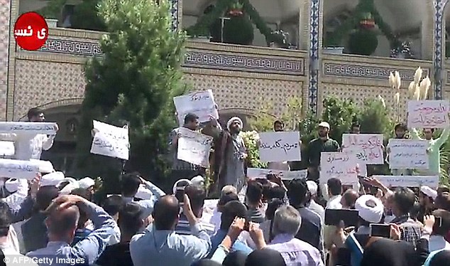 Las tensiones aumentan en Irán con calles convulsas de manifestantes que exigen “muerte al dictador” (Fotos)